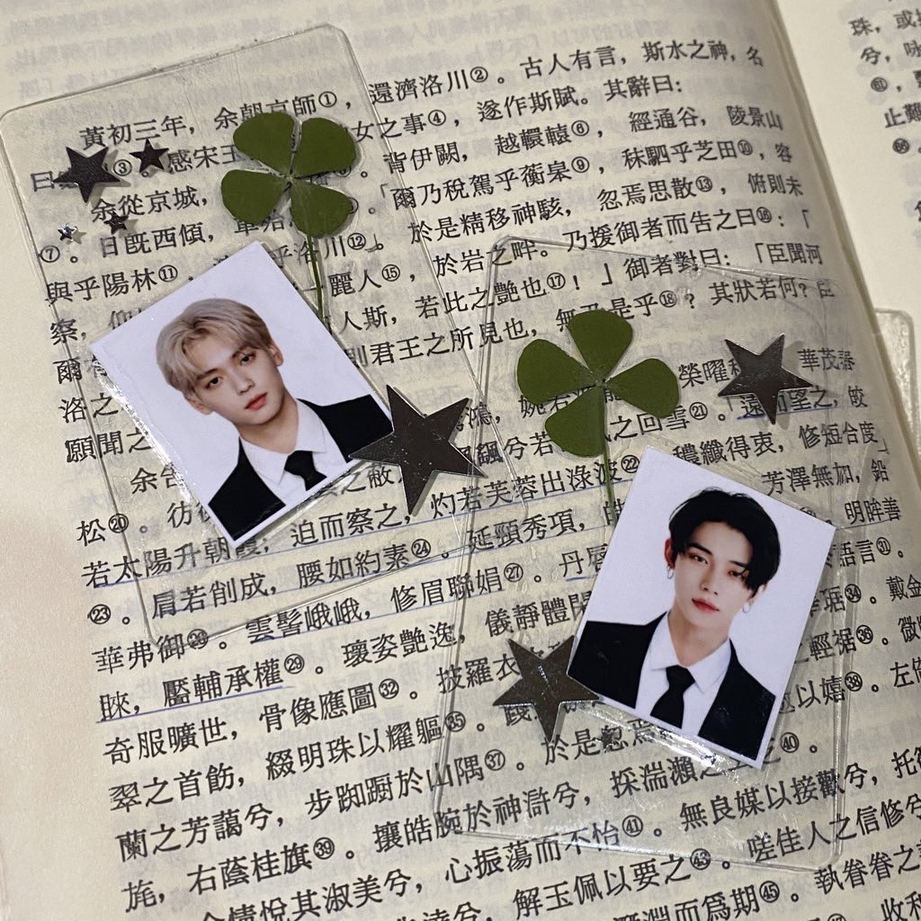 54sisi_'s tweet photo. ︎ ︎ ︎〈𝗔𝗖𝗧 : 𝗣𝗥𝗢𝗠𝗜𝗦𝗘〉𝗜𝗡 𝗧𝗔𝗜𝗣𝗘𝗜 ☘︎

🍀發放內容：幸運草書籤*1［成員隨機］
🍀發放數量：10/5（20份）10/6（25份）
🍀發放地點：當天公布於推特

🍀領取方式：
1️⃣找到我們並叫出我們的暱稱
2️⃣出示粉絲證明（官方周邊、手燈、演唱會門票等）

轉推歡迎🍀 https://t.co/ay5aeKkyDc