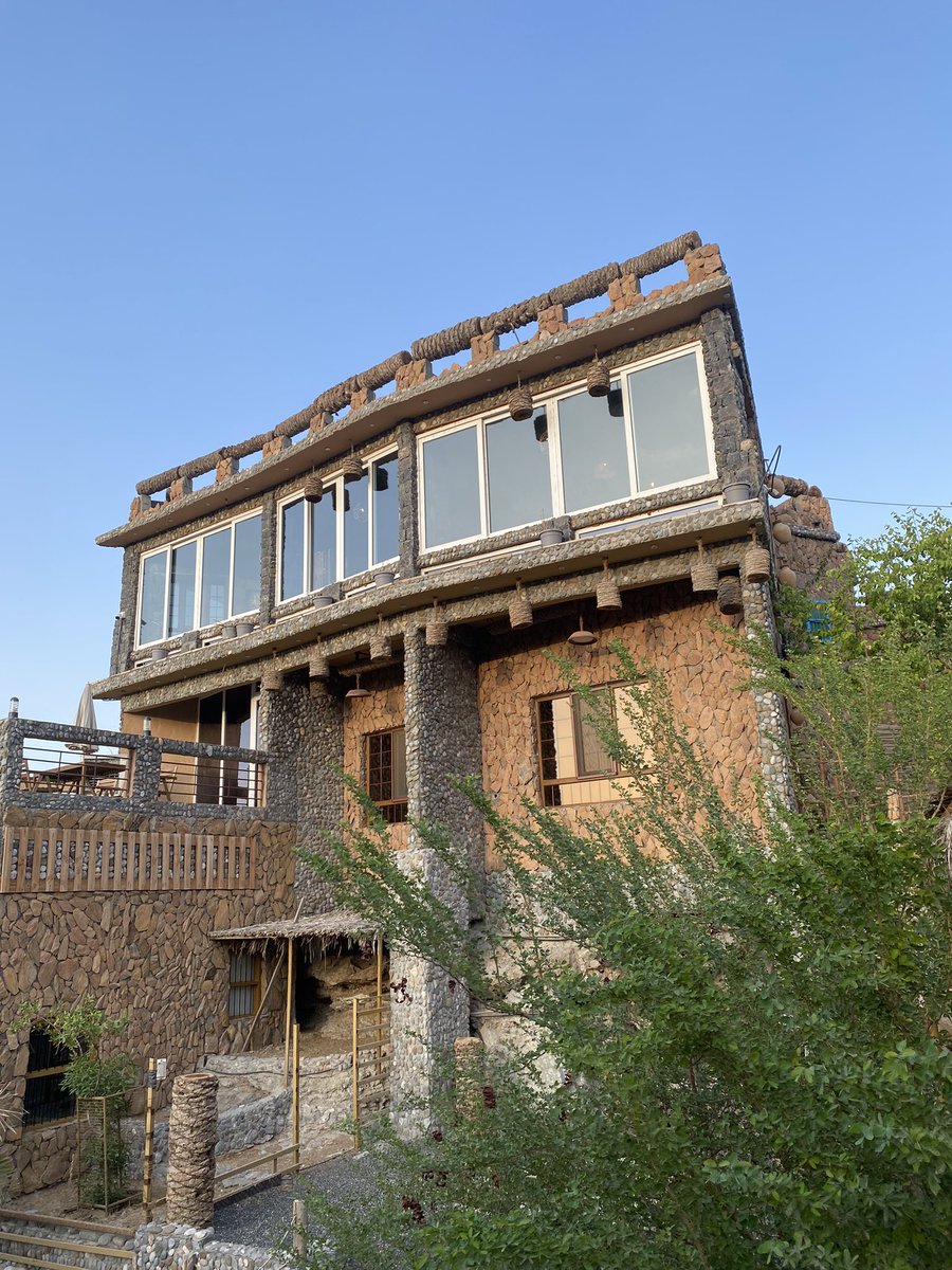 بيت فنجاء التراثي ..جمال فاق حد الجمال …
…….
سررت بالأمس بزيارة بيت فنجاء التراثي ، على ضفاف وادي فنجاء .
حيث المكان الجميل والرائع يستحق الزيارة والاستمتاع بجمال المكان .
ما يميزه فلجاً ينساب بين تلك السواقي الممدودة تحت الارض ، والممشى المؤدي إلى الوادي وسط الاشجار ..🌷💐