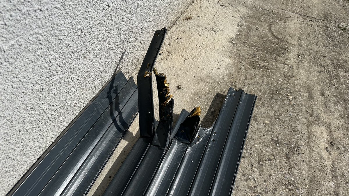 JoBoubekeur's tweet image. Alexandre habite dans une maison voisine de celle occupée par ses parents. Lors d'un orage, le chien de ses parents panique, sort de la maison, et arrache le store électrique d'Alexandre. Il n'arrive pas à se faire indemniser car il n'est pas un "tiers" #CPVA #m6 #LITIGE #RTL