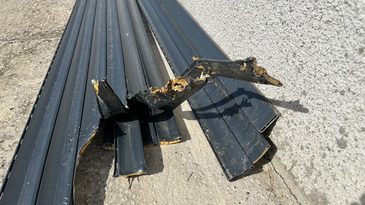 JoBoubekeur's tweet image. Alexandre habite dans une maison voisine de celle occupée par ses parents. Lors d'un orage, le chien de ses parents panique, sort de la maison, et arrache le store électrique d'Alexandre. Il n'arrive pas à se faire indemniser car il n'est pas un "tiers" #CPVA #m6 #LITIGE #RTL