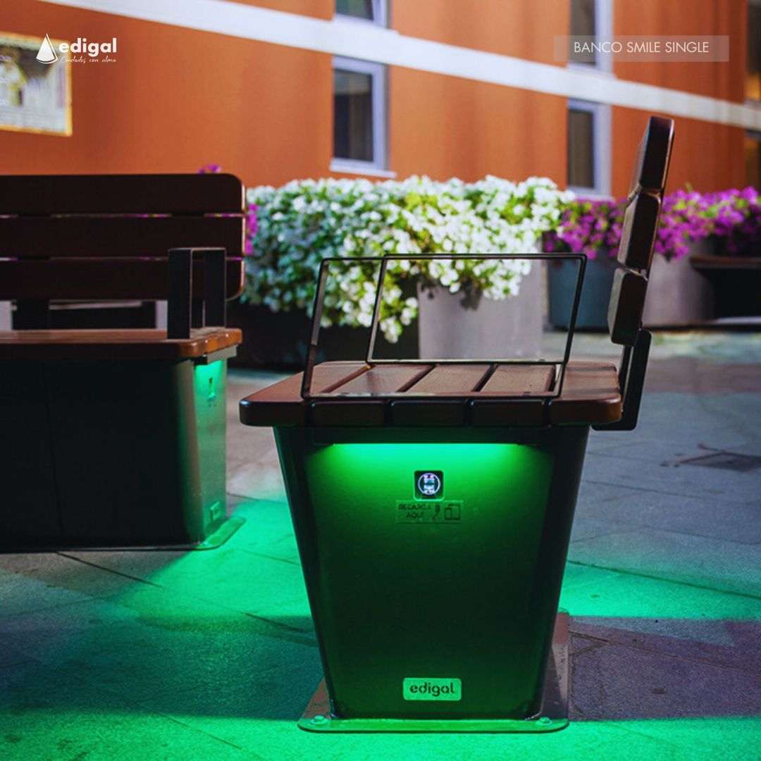 ✨ Banco Smile Single
Una forma de disfrutar los espacios urbanos. El Banco Smile Single no solo ofrece comodidad, sino que también incluye tecnología de recarga, iluminación integrada y un diseño moderno que transforma cualquier entorno en un lugar acogedor y funcional.