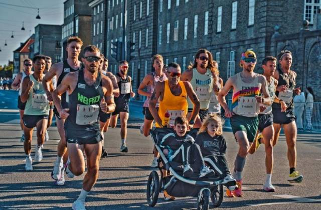 DonBascula's tweet photo. Corre un medio maratón en 1:13 empujando el carro de sus dos hijos https://t.co/9LX88Dpyia https://t.co/NhkNifdIzN