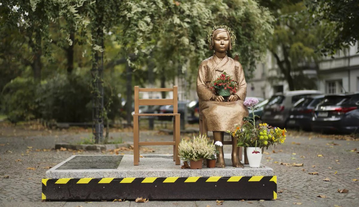 Jakob Reimann (@jakob_reimann) on Twitter photo Das 👇Mahnmal in Berlin-Mitte erinnert an die 200.000 Frauen und Kinder aus Korea und China, die im 2. WK von japanischen Truppen als Zwangsprostituierte missbraucht wurden.
Noch im September soll es abgerissen werden; denn es sei "eine einseitige Darstellung", meint <a href="/kaiwegner/">Kai Wegner</a>. Das 👇Mahnmal in Berlin-Mitte erinnert an die 200.000 Frauen und Kinder aus Korea und China, die im 2. WK von japanischen Truppen als Zwangsprostituierte missbraucht wurden.
Noch im September soll es abgerissen werden; denn es sei "eine einseitige Darstellung", meint <a href="/kaiwegner/">Kai Wegner</a>.