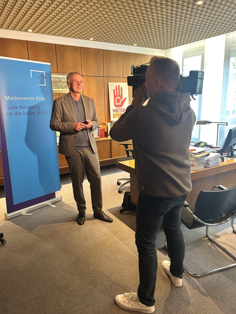 Hans Jörg Depel (@depelhans) on Twitter photo Interview mit <a href="/m_schinkel/">Michael Schinkel</a> für das <a href="/sat1/">SAT.1</a> -Frühstücksfernsehen. Selbst auf dem #Kölnberg in #Köln-Meschenich werden z.T. Mieten von mehr als 20 € pro qm gefordert. Wie kommt es dazu? Was kann man dagegen tun?
#mietpreisbremse
<a href="/MieterbundKoeln/">Mieterverein Köln</a>
<a href="/DMBMieterbund/">Deutscher Mieterbund</a> Interview mit <a href="/m_schinkel/">Michael Schinkel</a> für das <a href="/sat1/">SAT.1</a> -Frühstücksfernsehen. Selbst auf dem #Kölnberg in #Köln-Meschenich werden z.T. Mieten von mehr als 20 € pro qm gefordert. Wie kommt es dazu? Was kann man dagegen tun?
#mietpreisbremse
<a href="/MieterbundKoeln/">Mieterverein Köln</a>
<a href="/DMBMieterbund/">Deutscher Mieterbund</a>