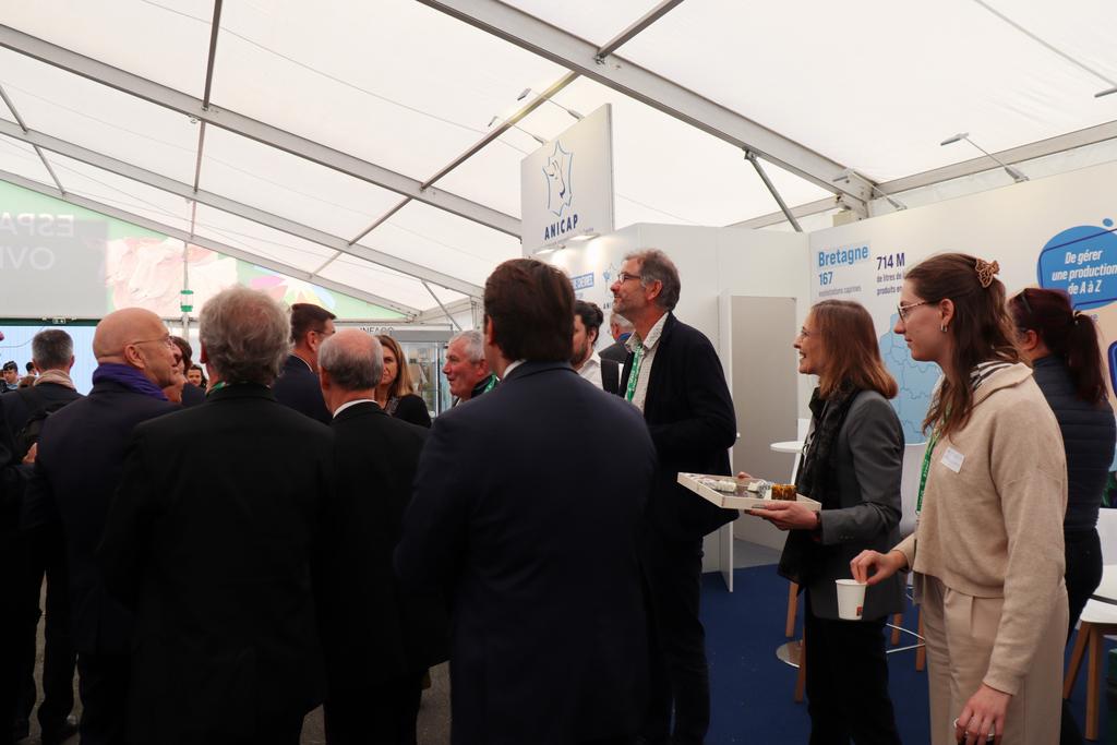 anicapfr's tweet image. Mickaël Lamy, Président de l’ANICAP, a pu échanger avec Monsieur Philippe Gustin, Préfet de la région Bretagne et d’Ille-et-Vilaine, au #SPACE2024.
Ils ont discuté dynamisme de la filière laitière #caprine jeune &amp;amp; féminine, opportunités en Bretagne, en fermes ou fromageries.