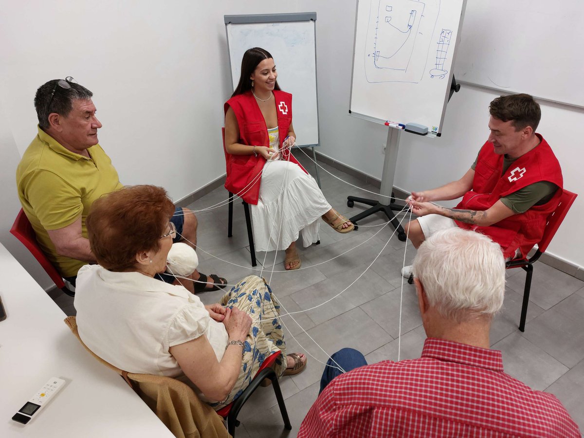 CruzRojaSevilla's tweet photo. En #CRAlcaláDeGuadaíra, el grupo de apoyo emocional del proyecto Enred@te está creando magia.  Aquí, las personas mayores se conectan, comparten historias y construyen nuevos lazos de unión. 
Transformando experiencias en amistad y apoyo💖

#SoledadNoDeseada https://t.co/lG8eown059