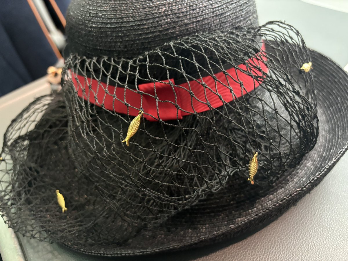 Vandaag is mijn jongste zoon mijn gast voor #Prinsjesdag. Mijn outfit heeft een Urker-tintje (Jurk van Urk) als symbool voor alle vissers en hun families in Nederland, maar ook voor de vissers die op zee zijn gebleven en hun nabestaanden 💔