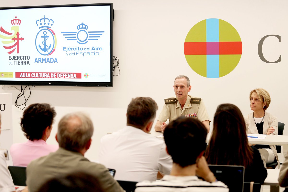 Defensagob's tweet photo. Inaugurada el Aula CEU de Cultura de Defensa, fruto del acuerdo entre @Defensagob y @USPCEU para la formación de los estudiantes interesados en especializarse en comunicación y divulgación de información relacionada con #Defensa.

➡️ Más info: https://t.co/6esOP2Mpa6 https://t.co/Q8ZFDaHiSq