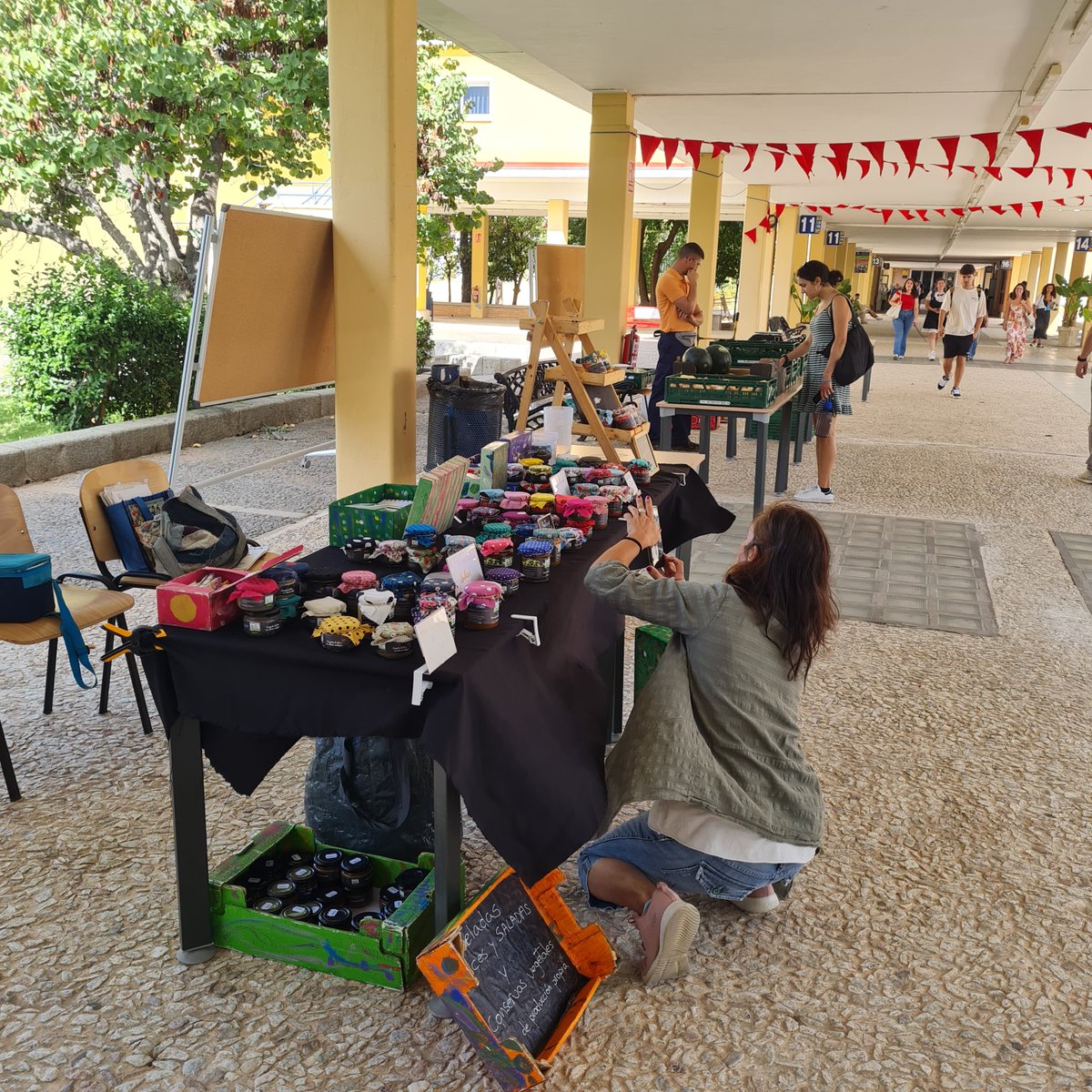 🛍️Pásate por los stands del Ecomercado Agroecológico de la UPO🌱🥕y adquiere productos locales, sanos y respetuosos con el medio ambiente. 

¡No te lo pierdas! 🍯 

#Agroecología #Sostenibilidad #UPOsostenible #ConsumoResponsable