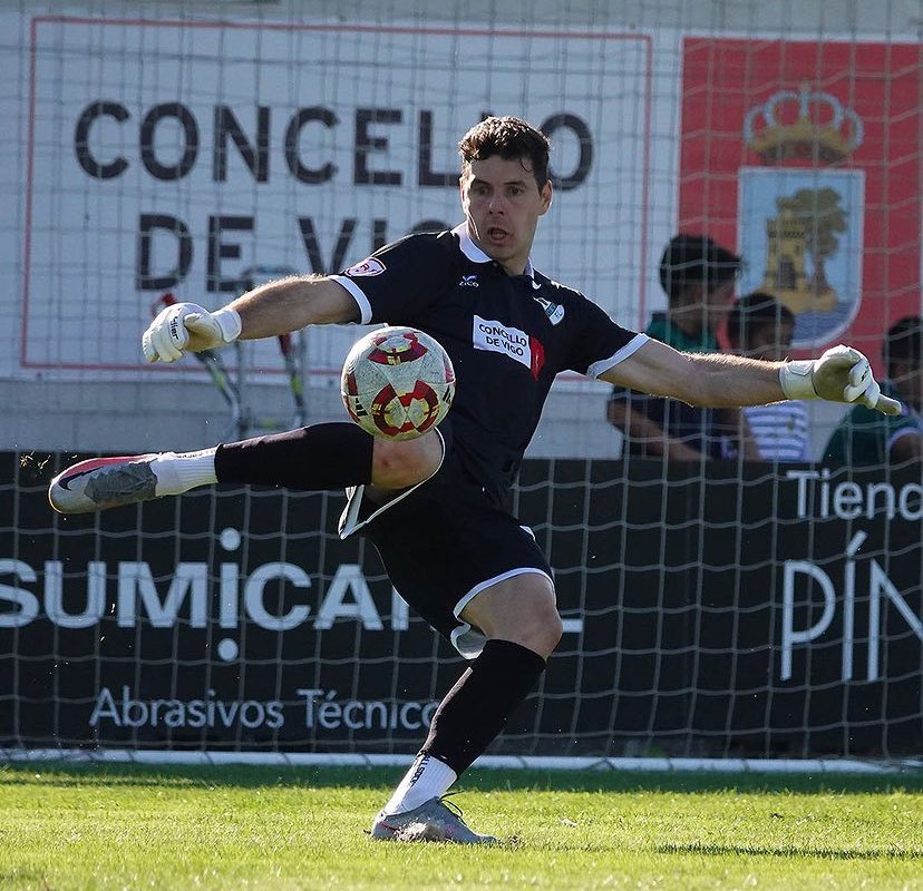Esteban Ruíz Diaz, seguridad y experiencia en la portería del <a href="/CoruxoFCoficial/">Coruxo FC ⚒️</a>  quien este pasado fin de semana ha sumado de a 3 puntos frente al <a href="/BerganFC/">Bergantiños FC</a> 
#futbol #2RFEF #Galicia