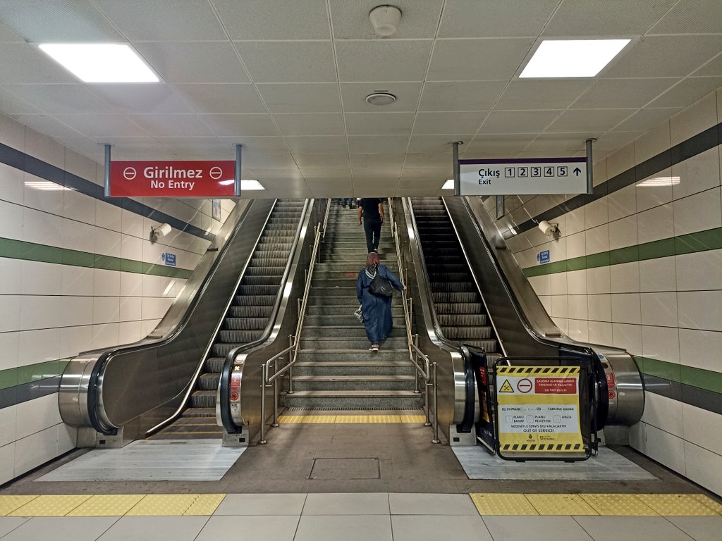 Gelişmiş ülkelerde yukarı çıkan merdiven arızalı ve bakımdaysa genelde diğerinin yönü ters çevrilir. Bizde böyle ince düşünceler maalesef yok. <a href="/metroistanbul/">Metro İstanbul</a> <a href="/istanbulbld/">İstanbul Büyükşehir Belediyesi</a> <a href="/ekrem_imamoglu/">Ekrem İmamoğlu</a>