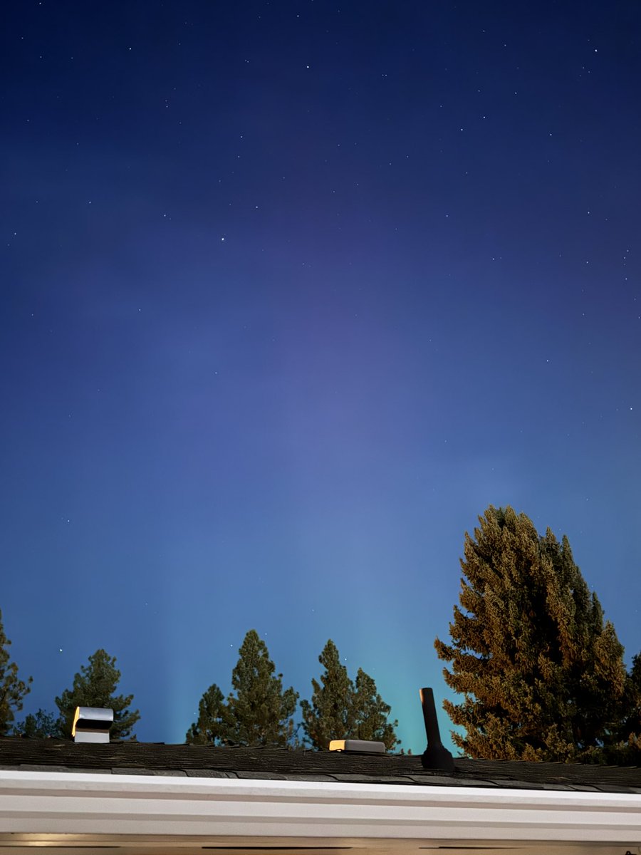 TreenaWood's tweet photo. Aurora over Merritt https://t.co/yiHd1Ry7L5
