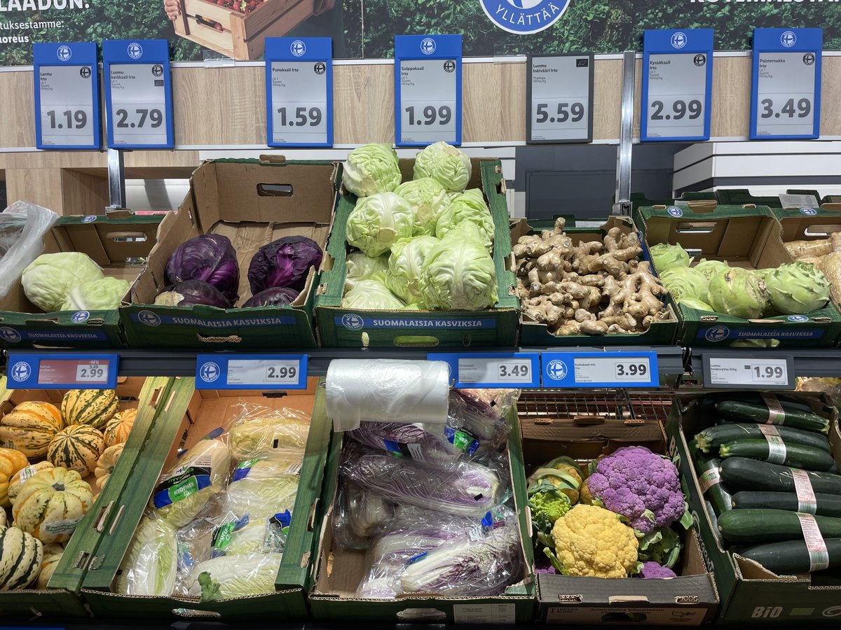 Hevi-osastomme on täyttynyt sinisestä ja Suomen lipuista. 😍 

Hevi-osastomme kotimaiset tuotteet ovat saaneet siniset hintakyltit sekä laatikot, joissa on ”Suomalaisia kasviksia” -teksti. Jo hyllyjä silmäilemällä voi helposti tunnistaa, mitkä tuotteet ovat suomalaisia. 💙