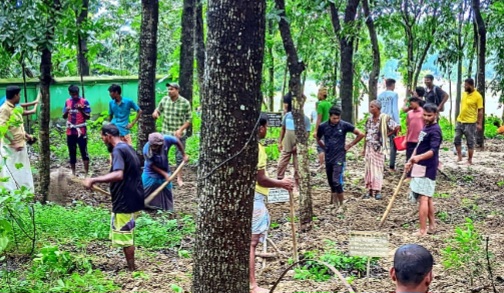 ঈশ্বরদীতে বৃষ্টির কারনে ৪০ টি কবর ধ্বসের ঘটনা ঘটে