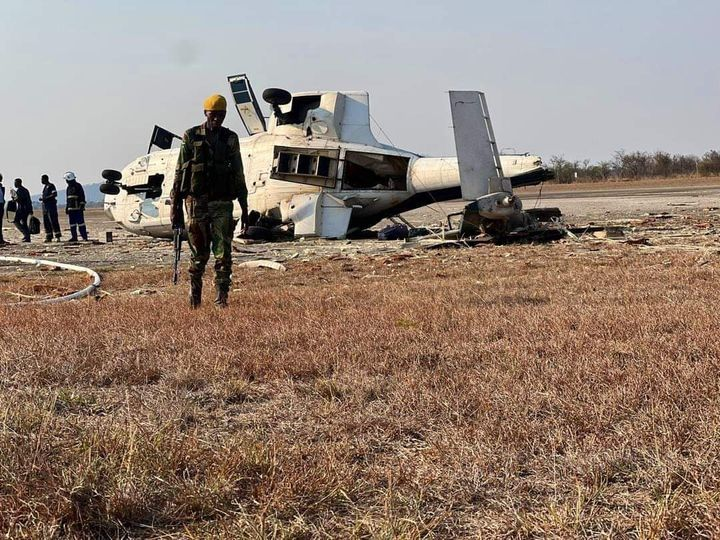 VulindlelaNdab2's tweet photo. Important clarification fm @InfoMinZW Minister @HonJMuswereJnr regarding the helicopter accident in #Masvingo. The helicopter, which was not carrying @edmnangagwa, experienced a technical fault & crash landed. #CAAZ is currently conducting investigations @Mug2155 @chrissy10charu https://t.co/DOoKAono3w