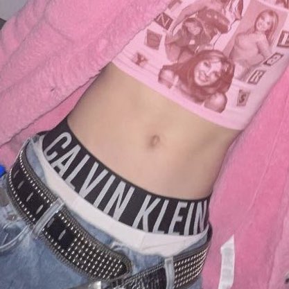 ttyluvs_'s tweet photo. tiny waist                                pretty face https://t.co/orBqEHVGm2