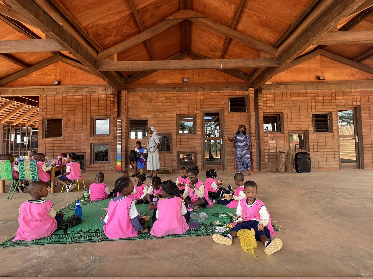 La semana pasada he estado en Camerun visitando el
proyecto #Africanflow . Es una escuela
Infantil que utiliza innovadores métodos
pedagógicos desarrollados por <a href="/NazaretEcai/">NAZARET ECAITI</a> . El pasado viernes recibimos al embajador Ignacio Garcia Lumbreras de <a href="/EmbEspCamerun/">Embajada de España en Camerún, Chad y RCA</a>