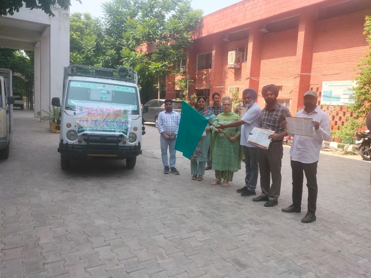 DCBarnala's tweet image. ਪਰਾਲੀ ਪ੍ਰਬੰਧਨ ਦਾ ਹੋਕਾ ਦਿੰਦੀਆਂ ਵੈਨਾਂ ਡਿਪਟੀ ਕਮਿਸ਼ਨਰ ਵਲੋਂ ਰਵਾਨਾ 
ਪਿੰਡ- ਪਿੰਡ ਕਿਸਾਨਾਂ ਨੂੰ ਜਾਗਰੂਕ ਕਰਨਗੀਆਂ ਵੈਨਾਂ: ਡੀ.ਸੀ. ਪੂਨਮਦੀਪ ਕੌਰ 
#barnala #paddystubble #StopStubbleBurning #barnalaantistubble #DCBarnala #Punamdeep_Kaur @CsPunjab