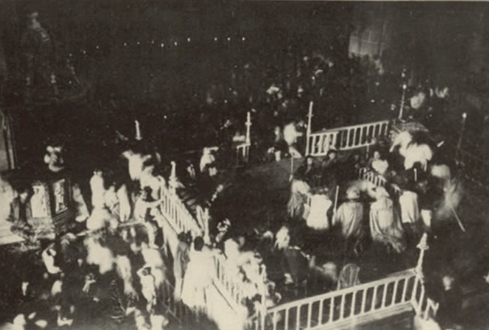 ℹ️ Fotografías extraídas del libro “Albúm de fotografías y descripción de ‘El misterio de Elche’ (‘La Festa’)” de Pedro Ibarra y Ruiz. 

📌 En la primera imágen vemos el Araceli prepradao para bajar por el alma de la virgen.

📌 En la segunda vemos el canto de los Apóstoles.