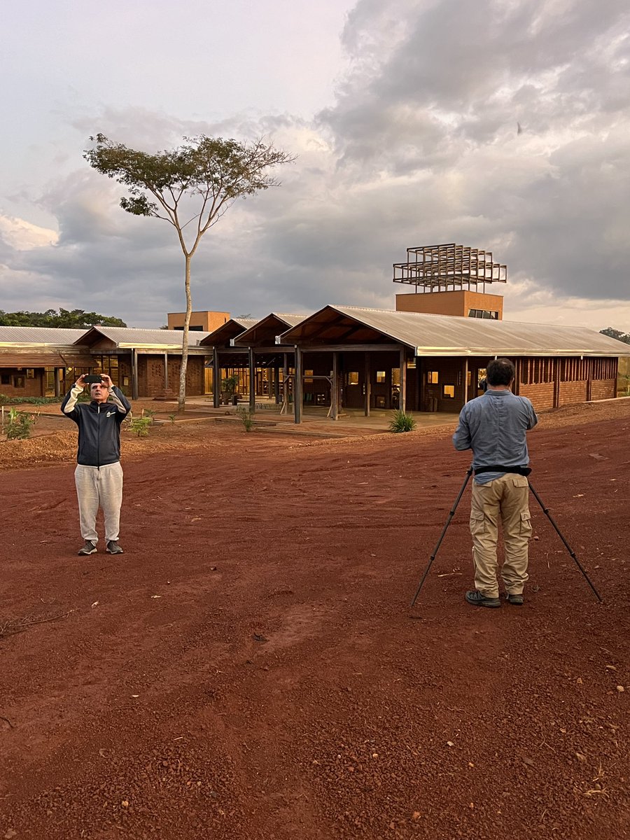 Hemos trabajado en Soa con el fotografo <a href="/adriagoula/">Adrià Goula</a> , que ha tratado de captar el espíritu transformador del edificio, realizado con madera local azobé y con ladrillos prensados , para crear espacios que eduquen.