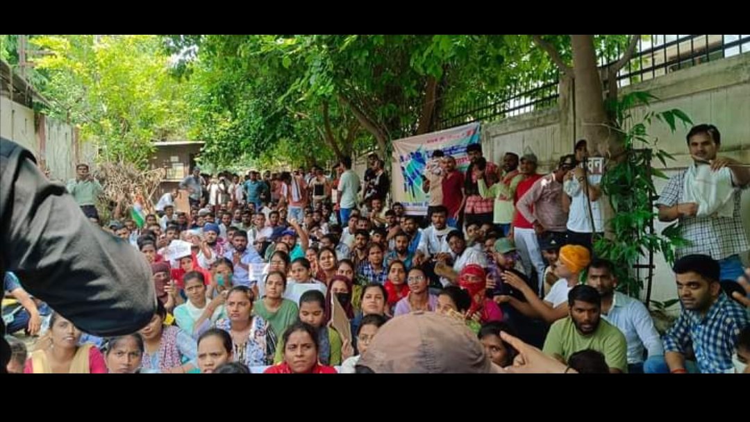 6 साल से उत्तर प्रदेश मै बेसिक शिक्षक भर्ती नही आई है।।

लगातार अपनी मांग को रख रहे हैं लेकिन अभी तक सफलता नहीं मिल पाई है ।।

#राष्ट्रीय_बेरोजगार_दिवस #राष्ट्रीय_बेरोजगार_दिवस