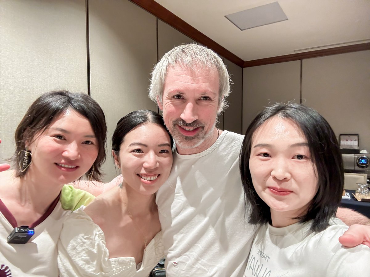 polkaworld_pro's tweet image. 五年后，再次见到 Gavin Wood 博士！超级兴奋和激动，我们聊了很多关于他对过去十年加密世界的想法，以及对 @Polkadot #OpenGov 中 Drama 事件的看法，同时 Gavin 也向中文社区 Say Hi🤩！

关注 PolkaWorld，我们将尽快发布完整的视频！