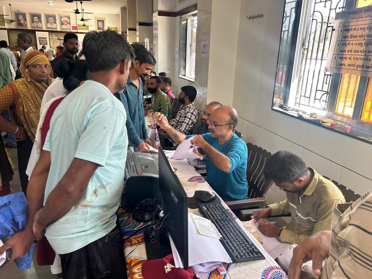 આજ રોજ માખિયાળા ગામ ખાતે સેવાસેતું કાર્યક્રમ યોજાયો. ધારાસભ્યશ્રી સહિતના આગેવાનો અને તમામ વિભાગના અધિકારી ઉપસ્થિત રહ્યા. લોકોના પ્રશ્નોનું સ્થળ પર નિરાકરણ કરવામાં આવ્યું.
<a href="/collectorjunag/">Collector Junagadh</a> <a href="/Sanjay_Koradia/">Sanjay Koradia</a> <a href="/JayantiRavi/">Jayanti Ravi</a> <a href="/CMOGuj/">CMO Gujarat</a>