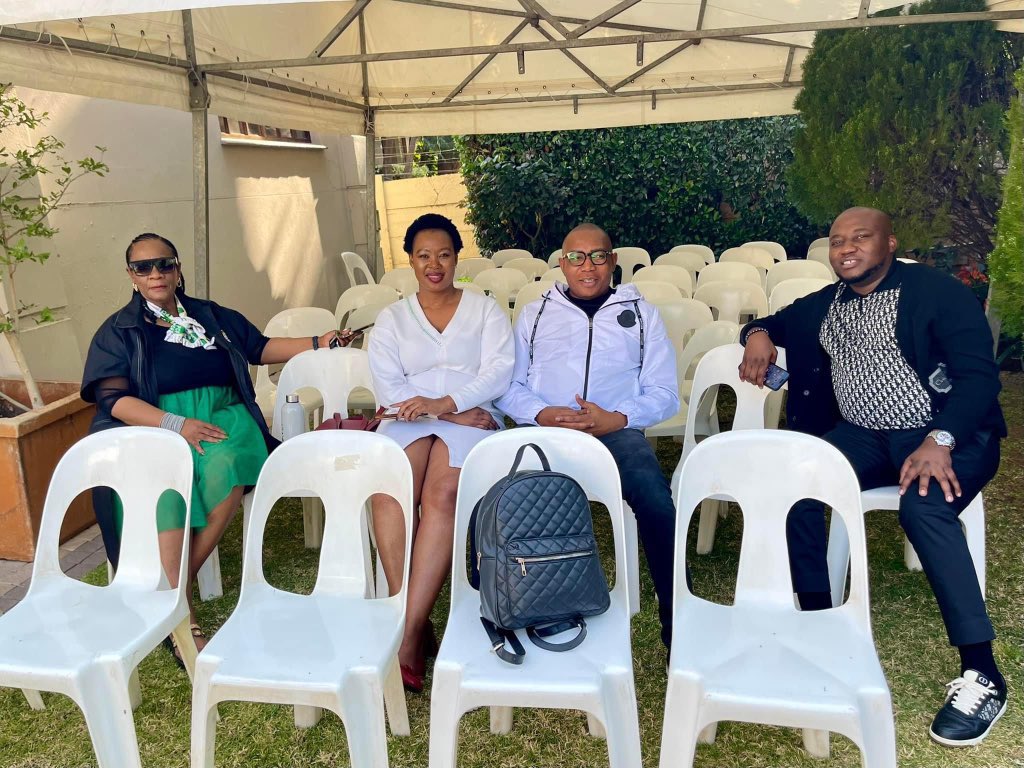 Nhleiks5's tweet photo. Stella Ndabeni- Abrahams deleted her Pravin Gordhan post, Twitter people don't play😃😃😃😃 https://t.co/kE7MpSFAEf