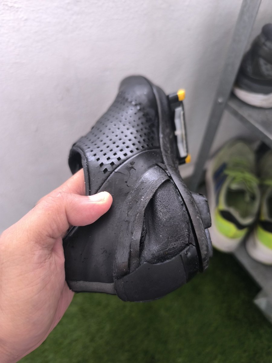 aizatmokhtar's tweet image. Nice ride to Janda Baik with @rasyad66. Dapat bonus ending heavy rain. My Van Rysel shoes just in time broke down at the end of the ride. Suggest me a new shoe before 70.3IM please 🤭