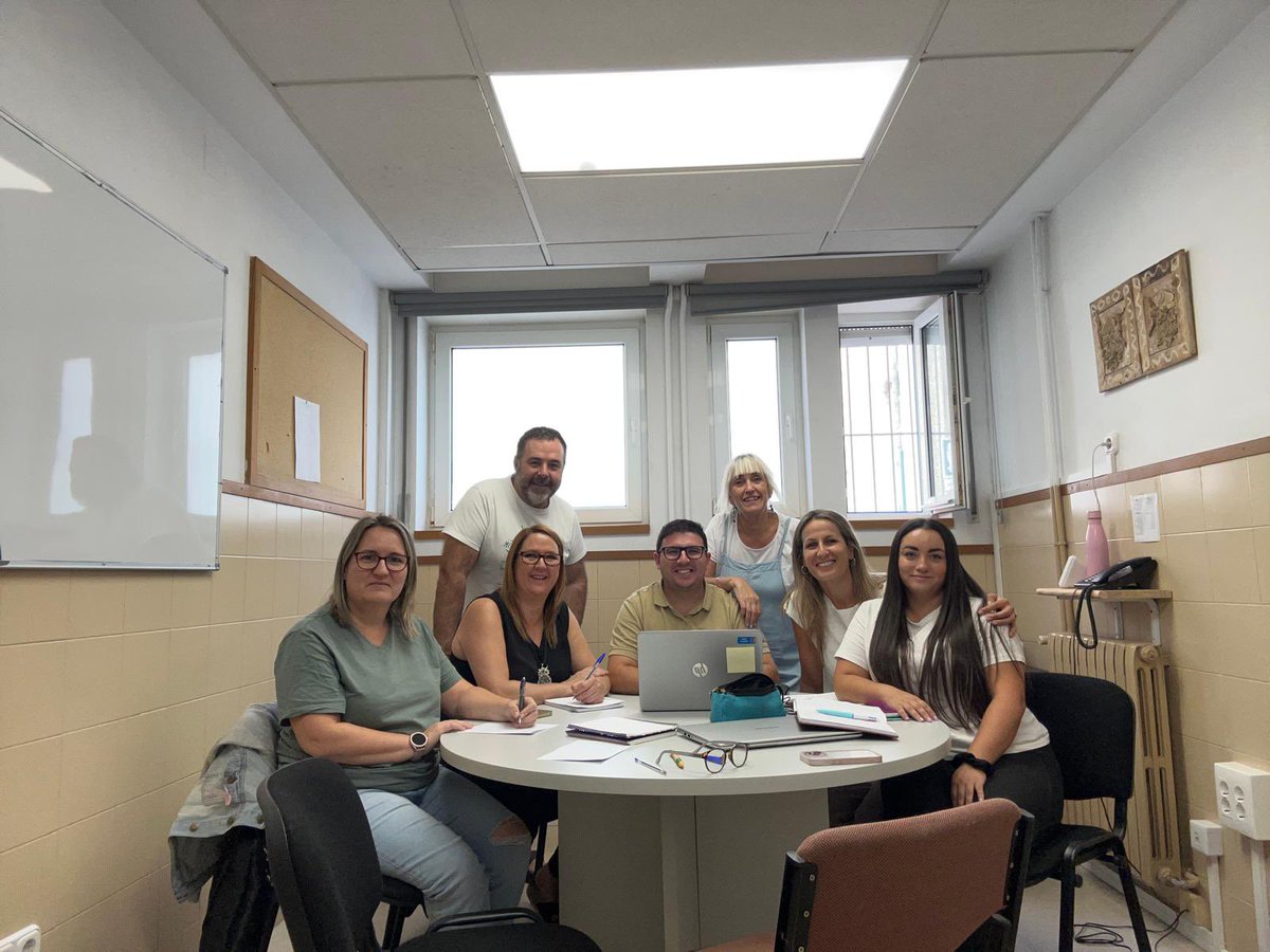 Ahir dilluns a la tarda diversos membres de l’ AFA i de l’equip de comunicació i xarxes del col•legi es van reunir per a planificar junts el nou curs i renovar sinèrgies! 💻📝🧑‍🧑‍🧒‍🧒 #AFASagratCorTerrassa