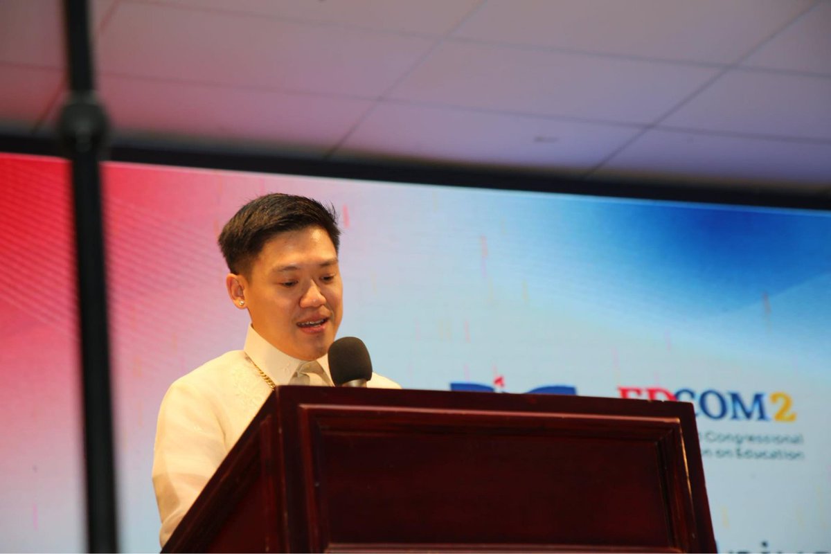 edcom2ph's tweet photo. Dumalo bilang Commencement Speaker si #EDCOM2 Executive Director Dr. Karol Mark Yee sa Commencement Exercises ng Cavite State University.
"Dapat lahat tayo maging bayani kung nais natin ng tunay na pagbabago", sabi ni Dr. Yee.
#BangonEdukasyon #ItaasAngAntas https://t.co/LmFCpmmODd