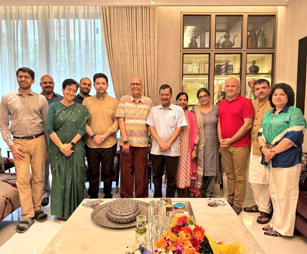 दिल्ली की आम जनता व आम आदमी पार्टी के हमारे सभी साथियों का मैं दिल से शुक्रगुजार हूं।

आप सभी के आशीर्वाद से मैं दिल्ली की मुख्यमंत्री बनी हूं।

श्री अरविन्द केजरीवाल जी ने दिल्ली में जो शिक्षा, चिकित्सा क्षेत्र में जो उन्नति दिलाई है उसको मैं और आगे बढ़ाने का प्रयास करूंगी।