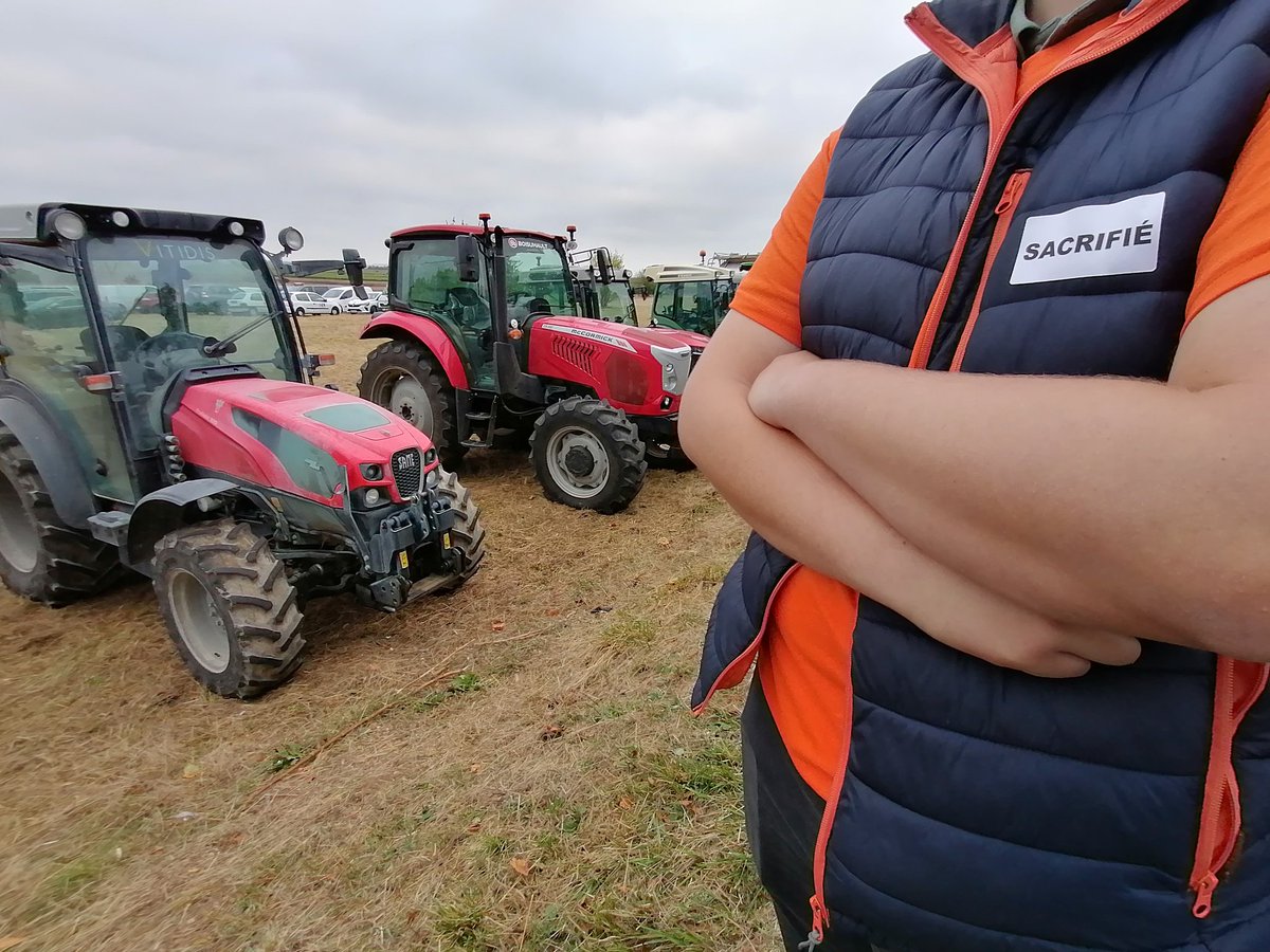 #Cognac Les viticulteurs menacés par des surtaxes chinoises manifestent. Le cortège doit s'ébranler ce mardi à 9h30.  Les organisateurs annoncent un millier de manifestants et plus de 100 tracteurs. Direction la sous-préfecture.