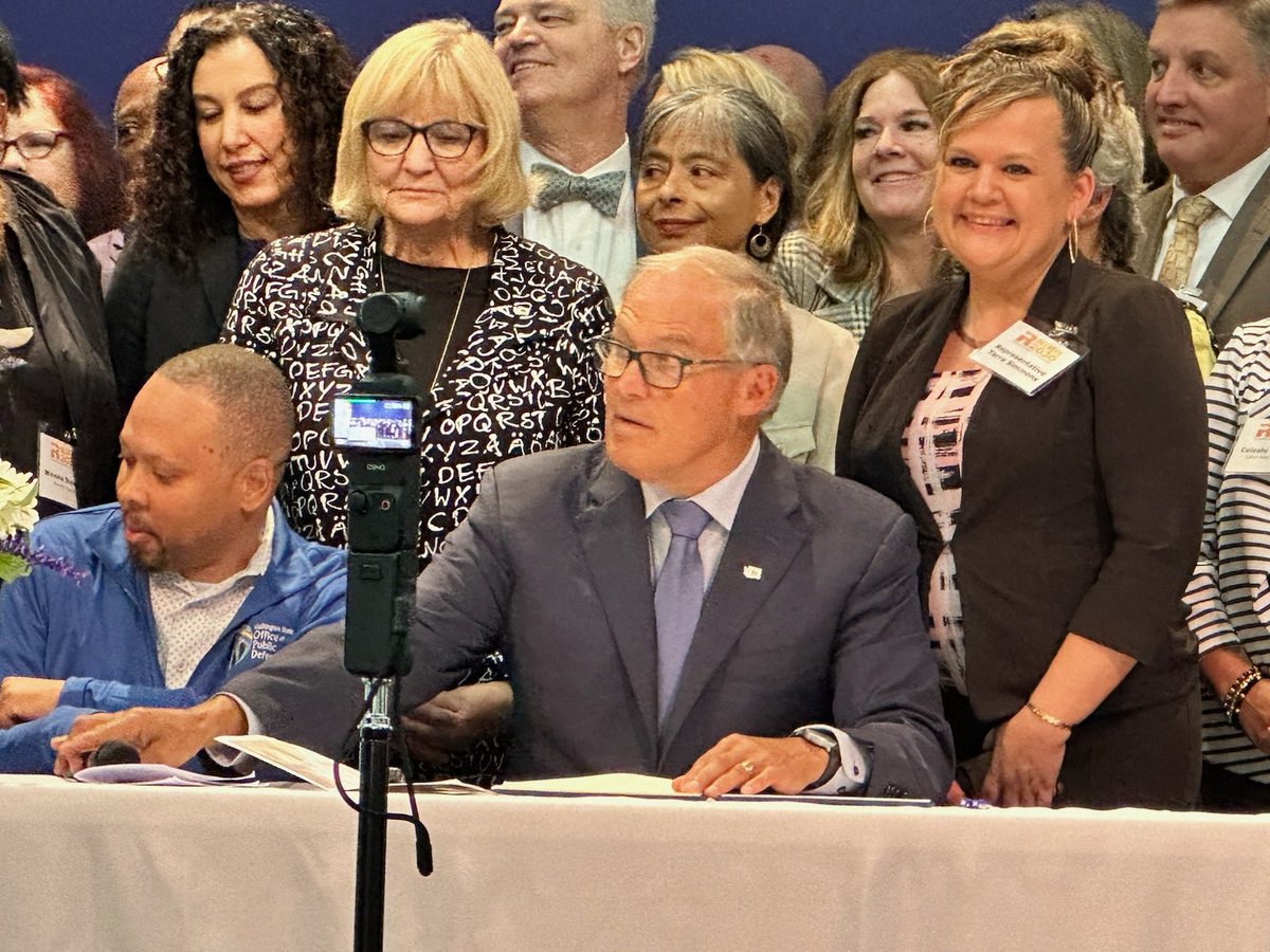 Truly thankful for the opportunities I've had to make an impact on WA Reentry since the inception of the Reentry Council in 2016. Today, I was honored to stand next to @GovInslee as he signed the Executive Order to reduce recidivism by 50% before 2030! Lived exp. matters.