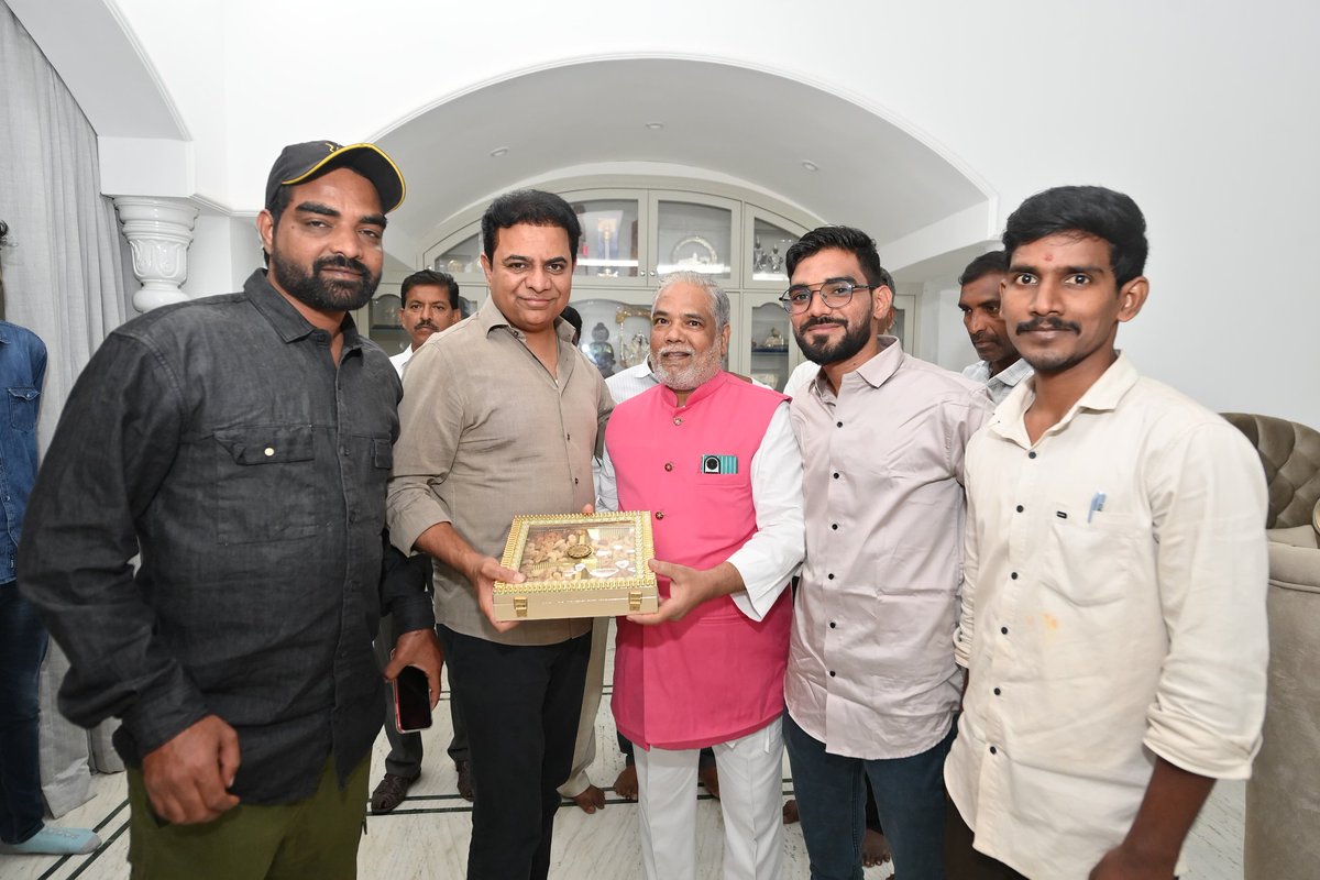 MslodhiL's tweet photo. BRS MLA candidate Mohammed Salauddin Lodhi Ji Meet with KTR Working president of BRS party.
Discussed growth and development of Charminar old City Hyderabad Telangana.
@BRSparty @KTR_News @KTRBRS @TSwithKCR @BRSHarish @KCRBRSPresident https://t.co/Ax6HCoBw2B