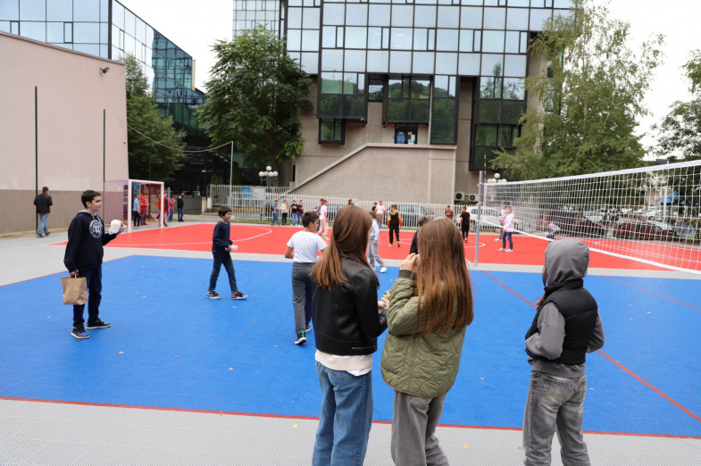 Novo sportsko igralište u dvorištu škole „Isak Samokovlija“  <a href="/mandic_srdjan/">Srdjan Mandic</a> 

ℹ️cutt.ly/4eTgFyXA