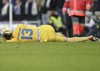 A este tío su actual afición le tiró un mechero a la cabeza cuando jugaba en el Atleti, pero él pone la raya en lanzar ratas de peluche. 

Bufón de categoría.