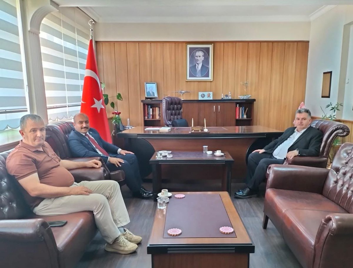 Kınık önceki dönem Belediye Başkanı Dr. Sadık Doğruer ve Kınık Ak Parti İlçe Başkanı Sami Mollaahmet, Kaymakamımız Sayın Onur Alimoğlu’nu makamında ziyaret etti.