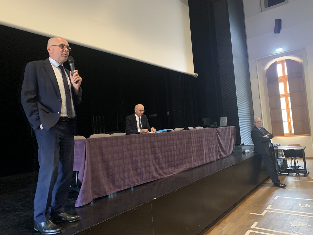 Dsden30's tweet image. Le @Dsden30 était présent hier au lycée Daudet lors de l'intervention du président de la haute autorité pour la transparence de la vie publique. Ce dernier a pu  rappeler son rôle et ses missions auprès d'élèves de plusieurs lycées nîmois, et suscité de nombreux échanges !