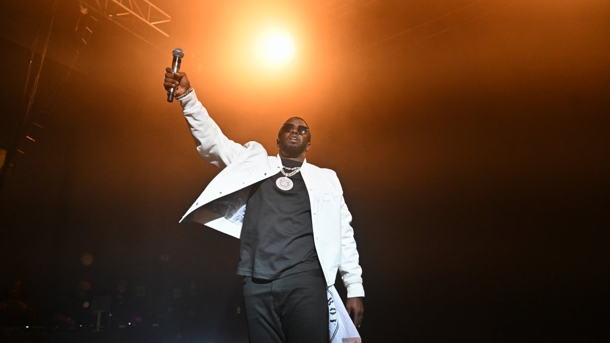 Arrestan al rapero Sean “Diddy” Combs en Nueva York por cargos federales dlvr.it/TDKdm3