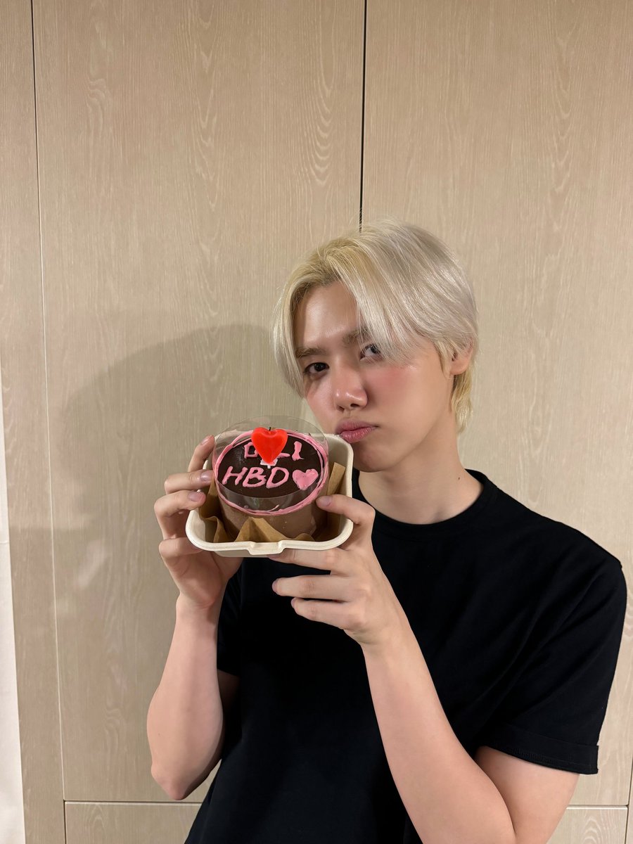 CRAVITY_twt's tweet photo. 미니야 생일 축하한다❤️
24년 잘 마무리하자🥴😎
#형준 #민희 #크래비티
#HAPPYMINHEEDAY 
#민희가_최고야 https://t.co/jGW0DXSq7b