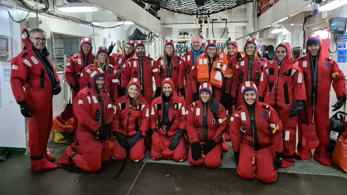 Campanya oceanogràfica FARDWO DS2 a l'Estret de Dinamarca. A la recerca del desbordament d'aigües fredes i denses de l'Àrtic! ❄️🌬️🌊
Gran equip a punt! 💪