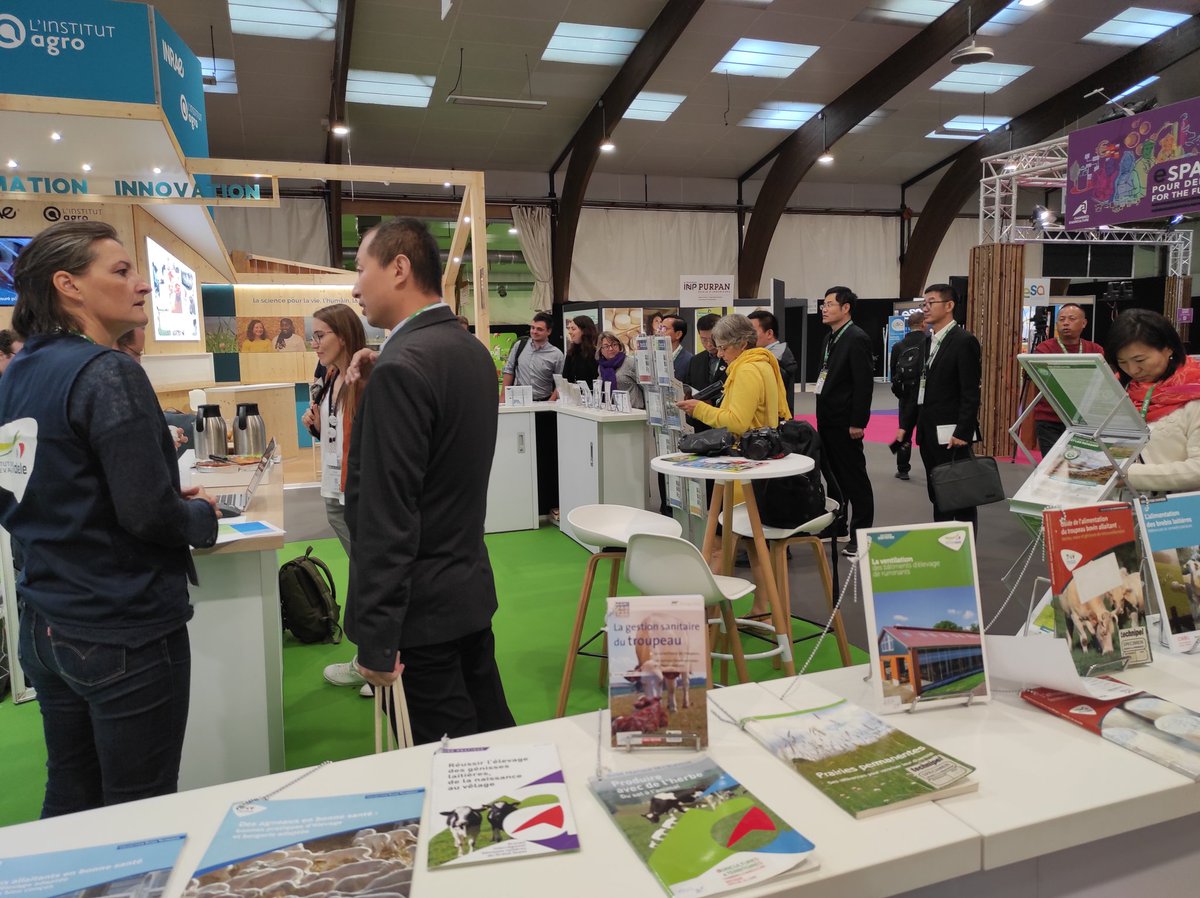 InstitutElevage's tweet photo. 🔴 Direct #SPACE2024  | Top Départ 🏁 J1
Nos collègues sont prêts à vous accueillir durant ces 3 jours 👍
Au programme
✅ 31 #conférences
✅ 4 RDV Experts
✅ Échanges sur l'autonomie protéique en bovin lait
@SPACERennes https://t.co/pdJN1tx1kn