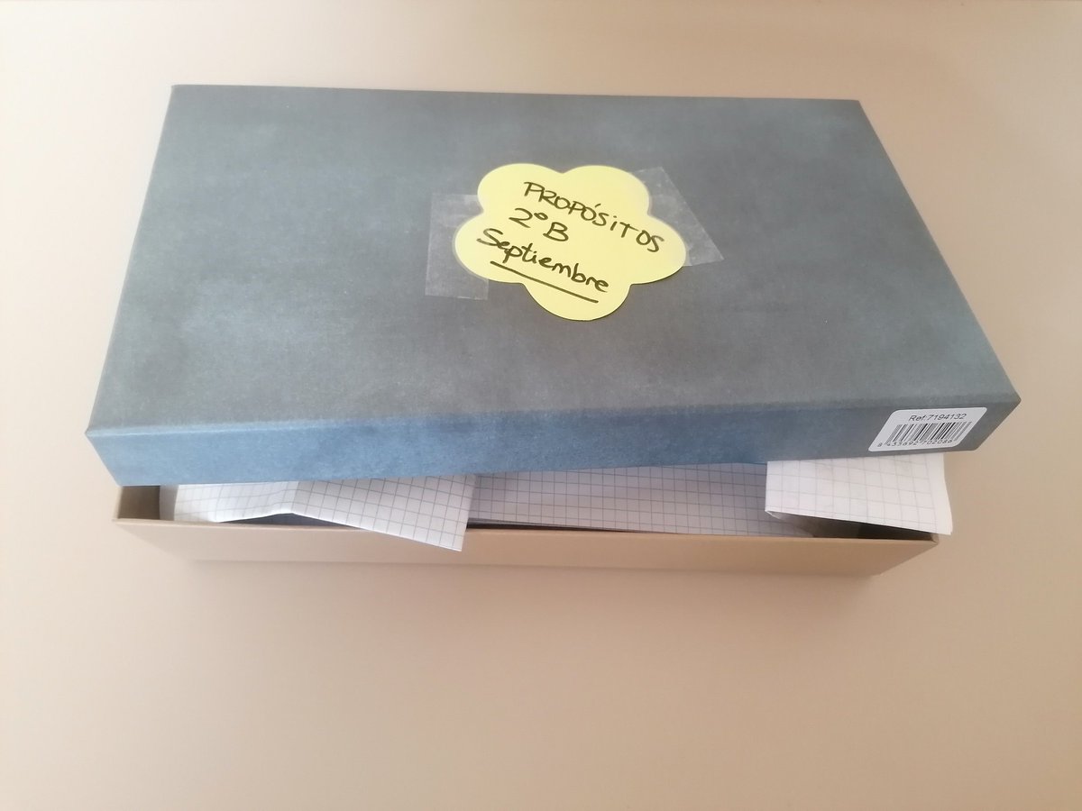 IsabelGarciasvp's tweet image. CAJA PROPÓSITOS
En la 1° #tutoria con 2° ESO han escrito sus propósitos, metas, miedos y retos personales para este nuevo curso.
En junio volveremos a abrir la caja y veremos sus reflexiones y resultados.
#ActividadesTutoria