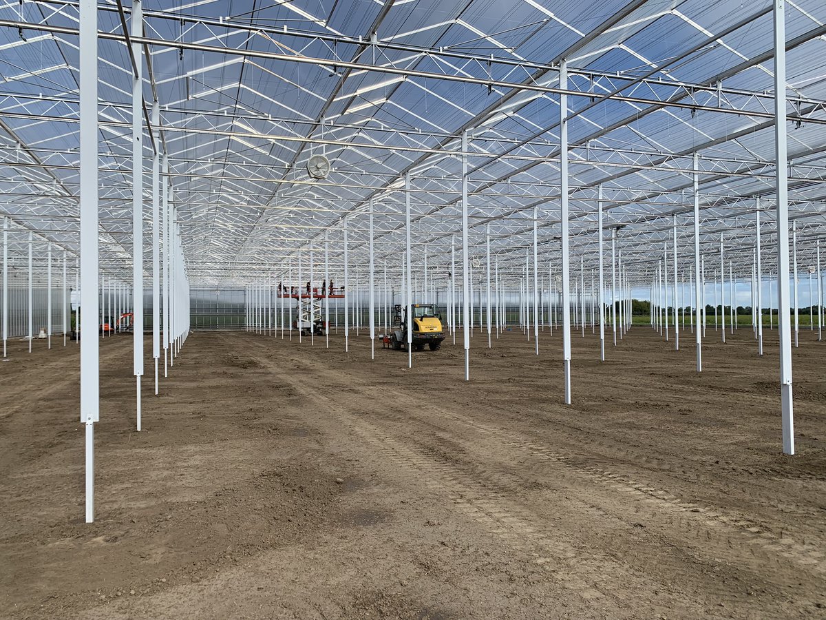 Bij de nieuwbouw van Greenbrothers in Zevenbergen zijn we bezig met de verwarmingsinstallatie. De transportleidingen liggen in de grond, de verdeelleidingen hangen langs de gevels, de groepen zijn gelast en de hijsinstallatie wordt aangebracht.