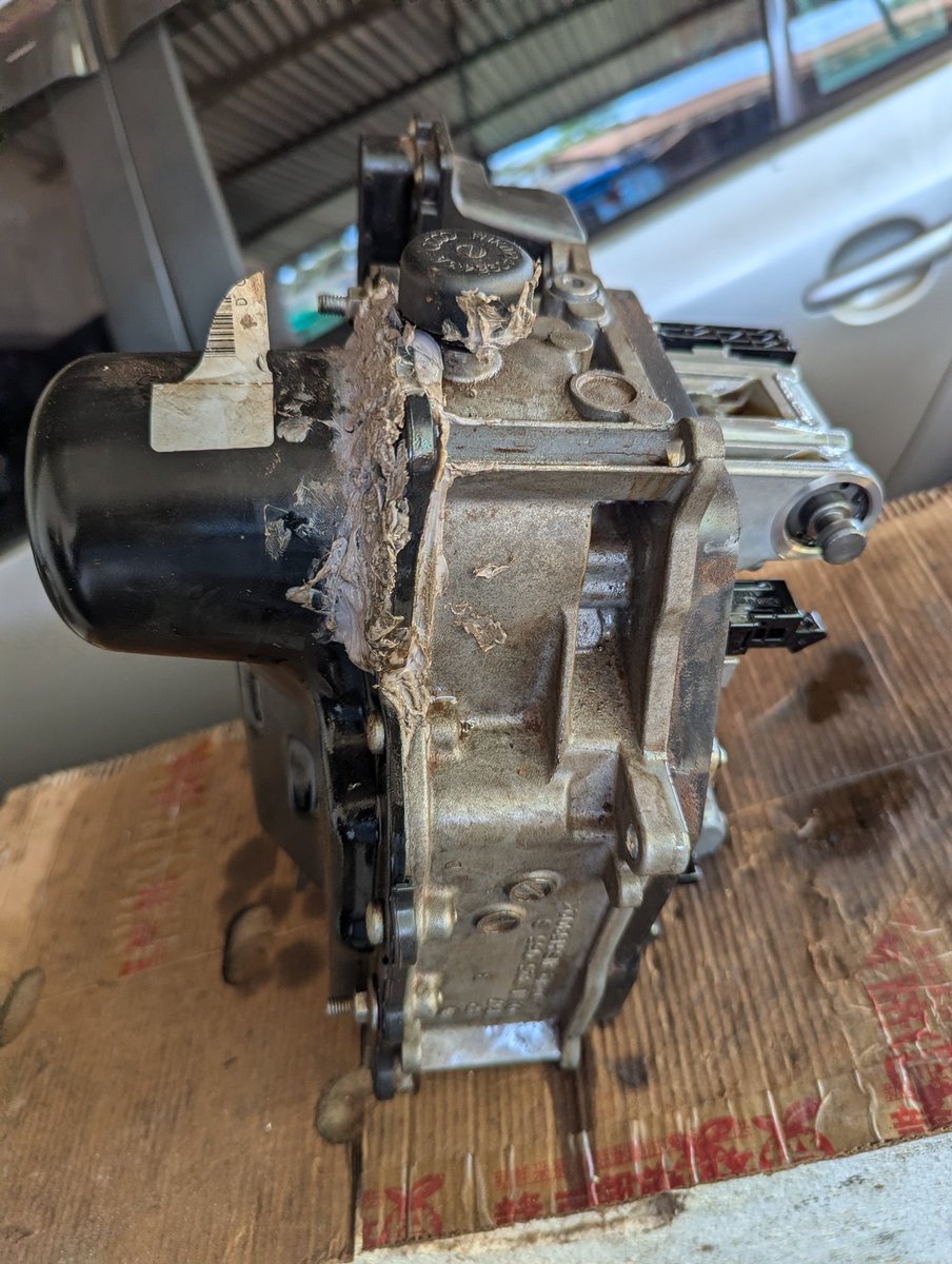 DeutscheAutoUG's tweet image. The 7 speed gearbox that is very common nowadays in most of the VAG small engines, it's a very sensitive gearbox called the Dq200 taking long to do service causes costly repairs that can be avoided.
Have yo car inspected so that you don't get into such.
Call us now
0752474714