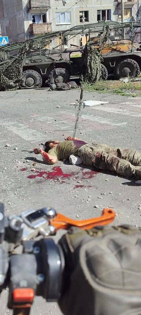 ❗️Warning: sensitive content❗️

Russian military executed a Ukrainian prisoner of war with a sword

This was reported by the Ukrainian ombudsman Lubinets.

The footage, which appeared the day before, shows that the executed Ukrainian prisoner of war has his hands bandaged and the