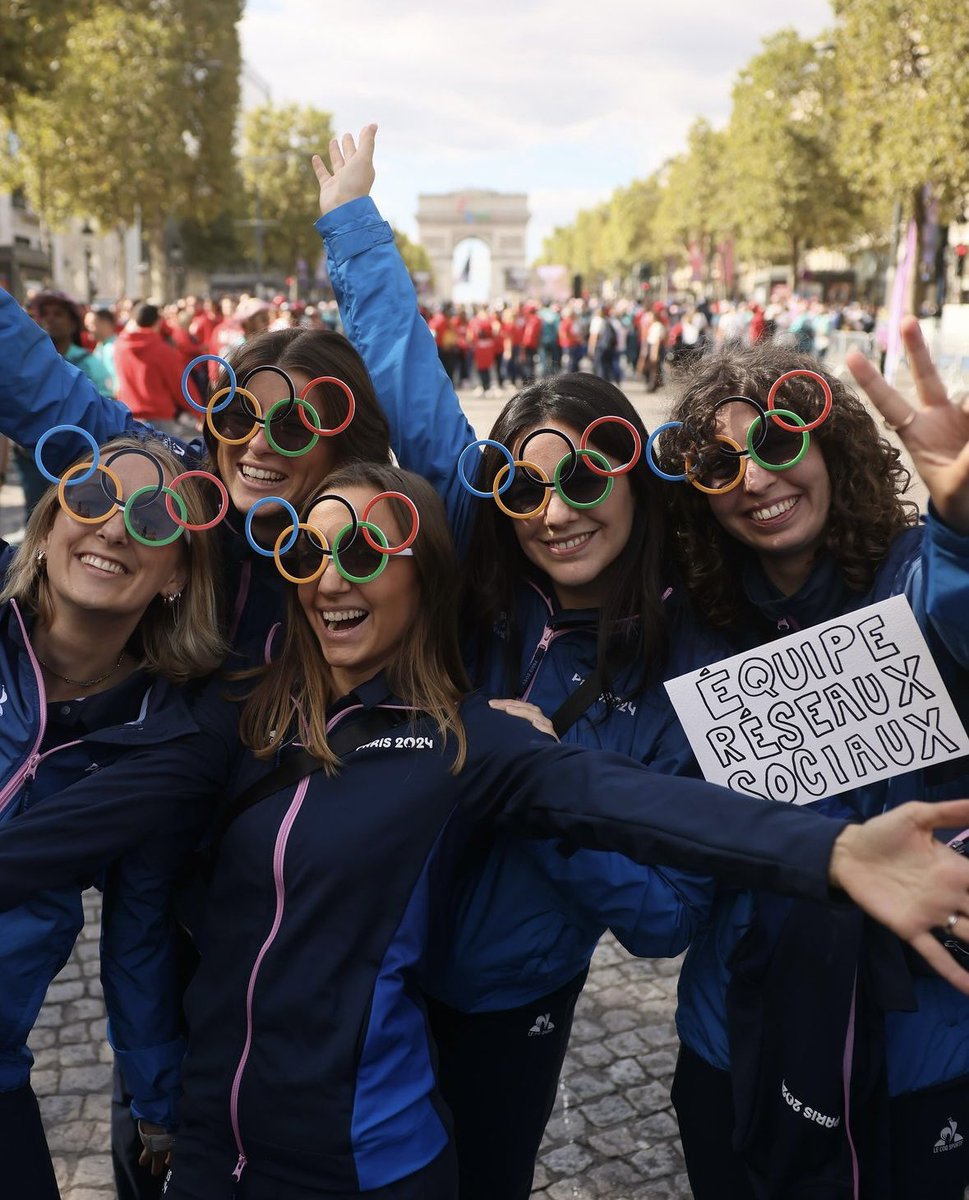 HEPcaravane's tweet photo. ✨ Retour en images sur la parade à l’Arc de Triomphe pour clôturer l’arc olympique 🎇. Une célébration pleine de sourires 😊, d’émotions et de fierté pour les Jeux Olympiques et Paralympiques. https://t.co/GqxohpNdeL