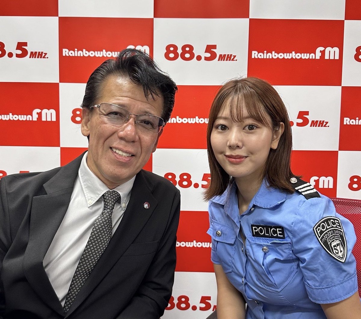ri_zento_deka's tweet image. おはようさん👮‍♀️

今日は田中杏樹ちゃんと豊洲にあるレインボータウンFMのビジュアル撮影でした📻📸

#リーゼント刑事
#田中杏樹
#レインボータウンFM