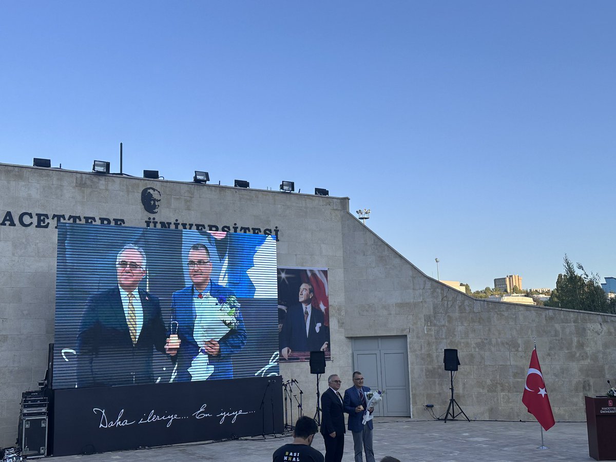 Hacettepe Üniversitesi UNI101 Üniversite Yaşamına Giriş dersi hocamız Prof. Dr. Fatih Özaltın tarafınca Beytepe Yerleşkesi Açık Amfi’de yüksek katılımla gerçekleştirildi. Bu ilham verici konuşmanın faydalı olmasını diliyor, tüm öğrencilerimizi tebrik ediyoruz. #hacettepe #uni101